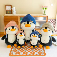 ぼんやり萌え旅行ペンギンのぬいぐるみが国境を越えてぬいぐるみを飾っているペンギンが枕を抱いて子供の写真を撮っている人形