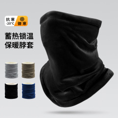 冬の銀狐の絨毯とベルベットが首を囲んでいます。男性はアウトドアで防寒防風保温マスクを着ています。