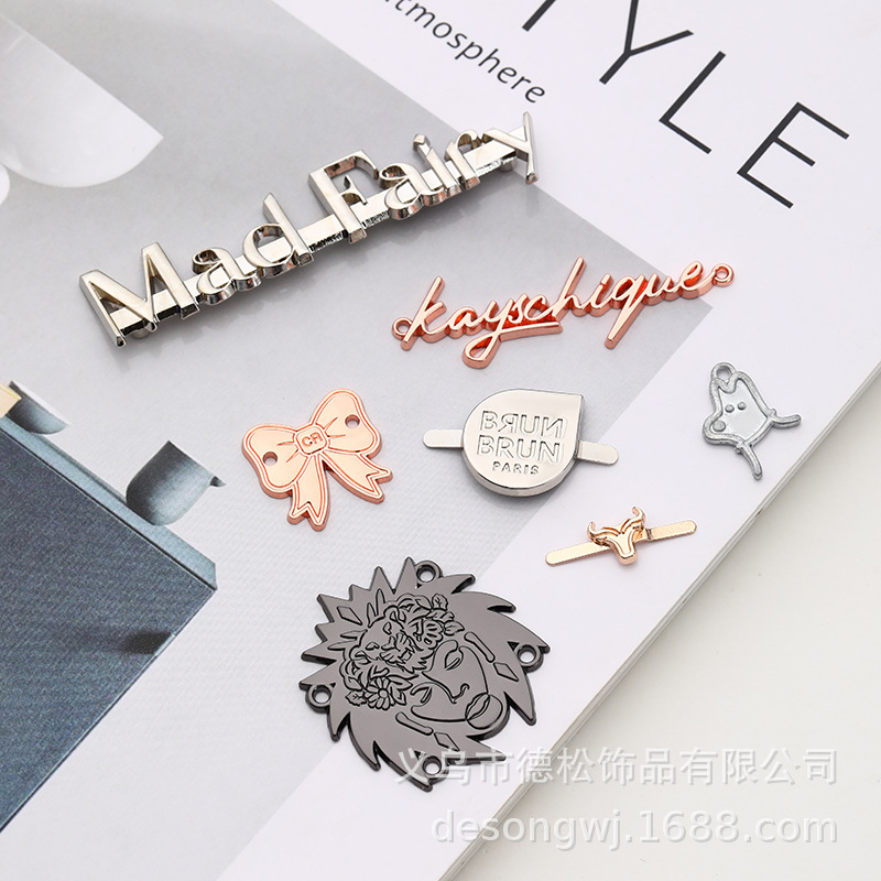 厂家直销金属带脚打孔锌合金标牌 服饰箱包压铸商标铭牌可定logo