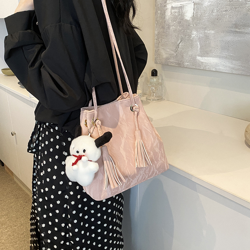 Diseño de nicho de bolsos de tendencia universal mujeres 2024 primavera y verano nuevo simple bolso de hombro de alta calidad bolso de cubo casual