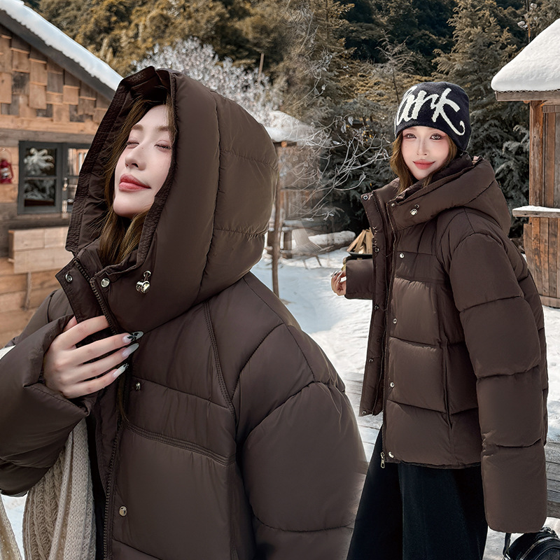2025 invierno nuevo estilo coreano suelto y grueso abrigo de algodón de pluma caliente mujer corto con capuchón chaqueta de pan europeo