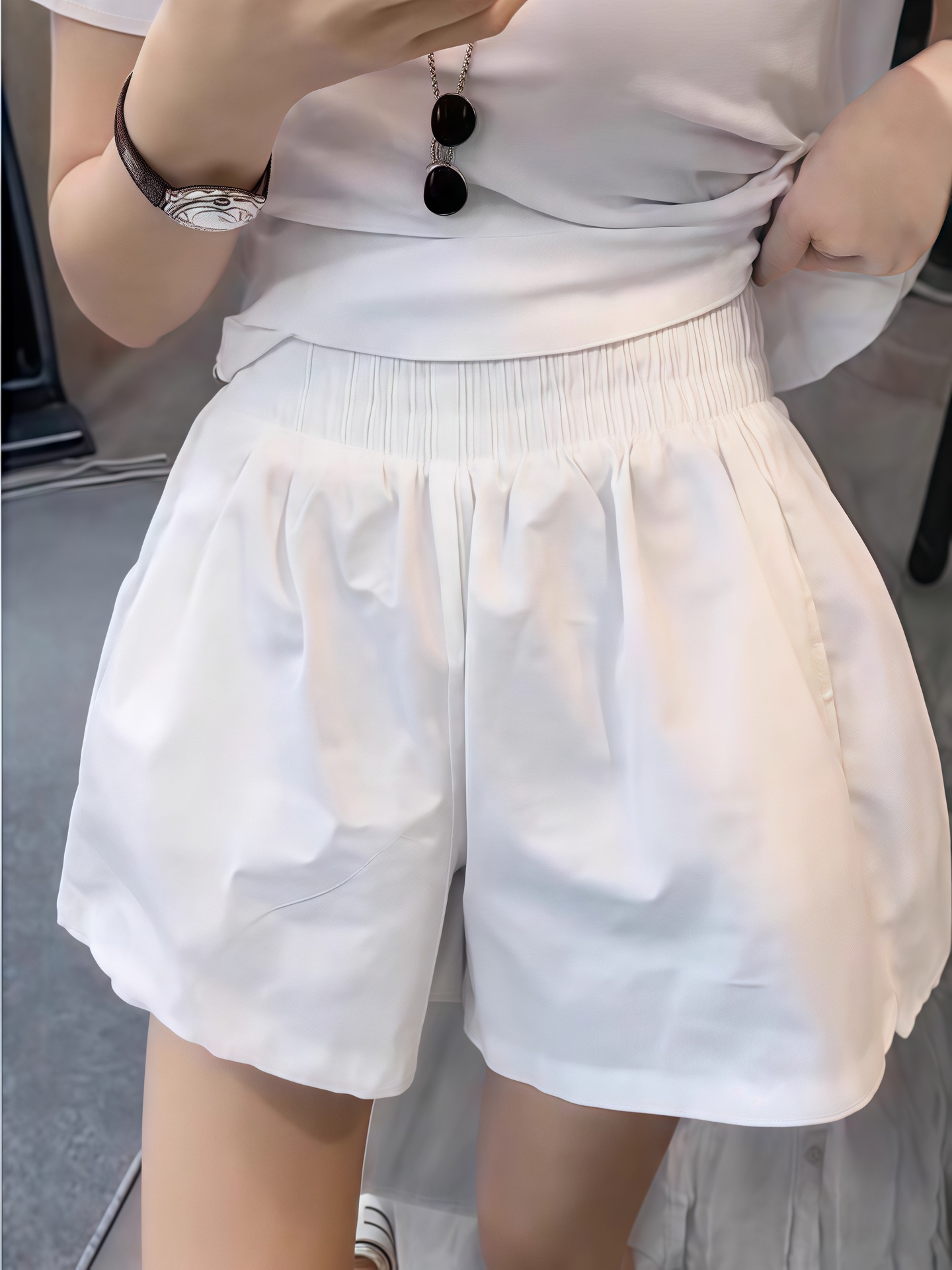 하얀색