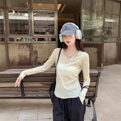 デザイン感vネック微透日焼け止めtシャツ女性秋の怠惰な風の小さなボタンの薄いタイプのスリムなブラウスの上着