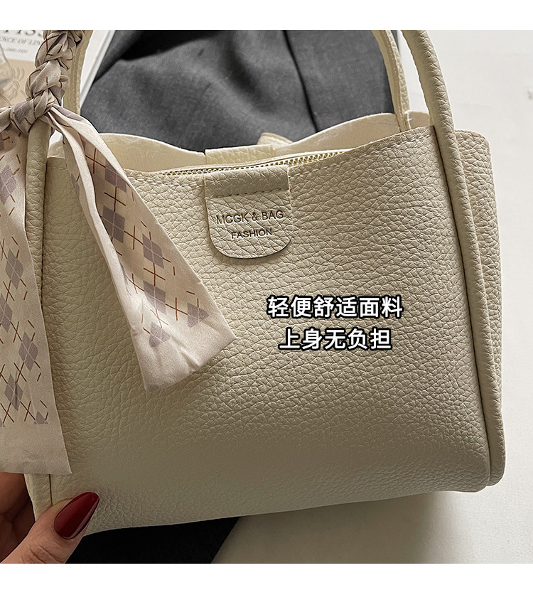 This year, the popular hand-held bucket bag for women in 2025 is a new, fashionable and simple single-shoulder small handbag that is versatile for commuting Application Scenario