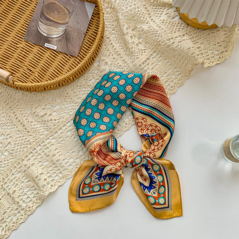 Estampado étnico con borde naranja