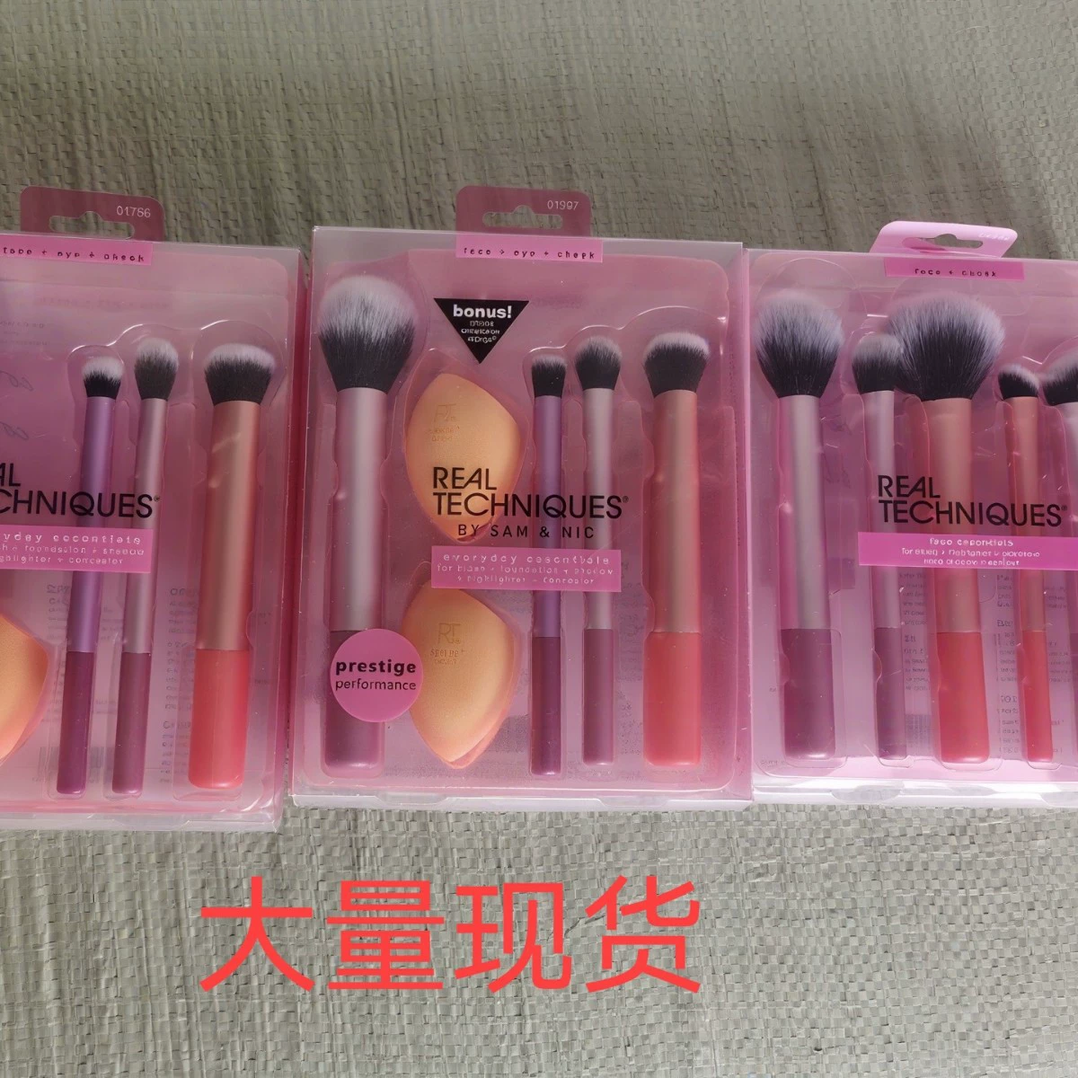 Makeup Brush and Sponge Set, 4 Brushes + Makeup Sponge, Face & Eye Essentials, Compact Case