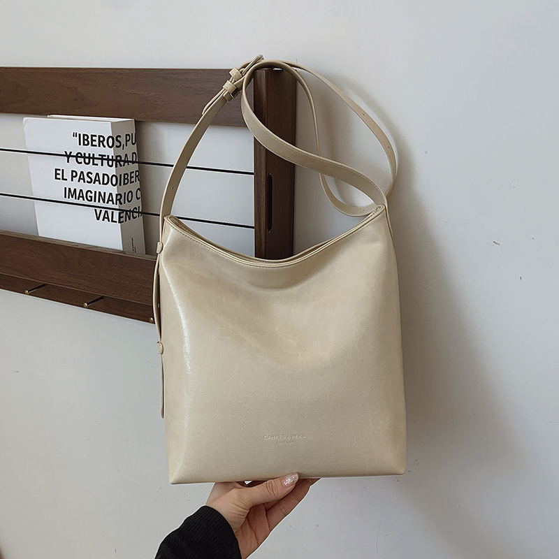 Cross-border retro versátil hombro único brazo bolso para mujeres 2025 nuevo cuero suave ocio de gran capacidad de transporte de viaje bolso de cubo