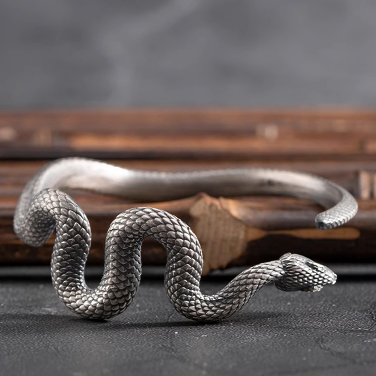 Xiangyinju snake-shaped bracelet