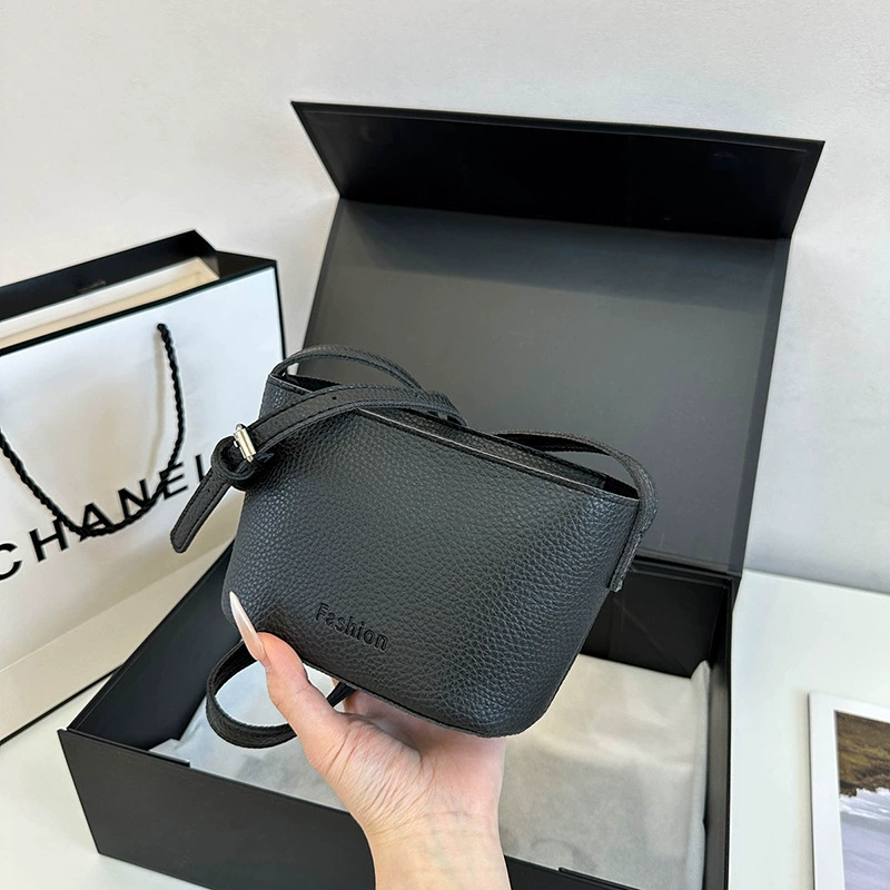 Высококачественная текстура, простая и универсальная однотонная маленькая квадратная сумка для женщин, мягкая кожа с галькой, легкая, элегантная и изысканная сумка через плечо.