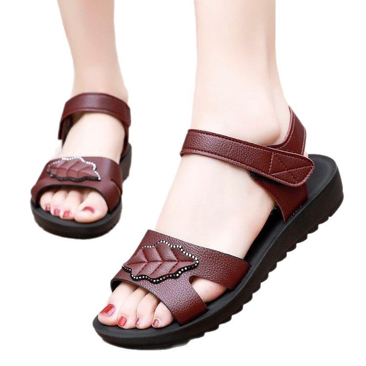 Sandalias para mujer, verano 2025, nuevo estilo, zapatos casuales de playa de moda de fondo suave, sandalias planas de cuero suave con velcro