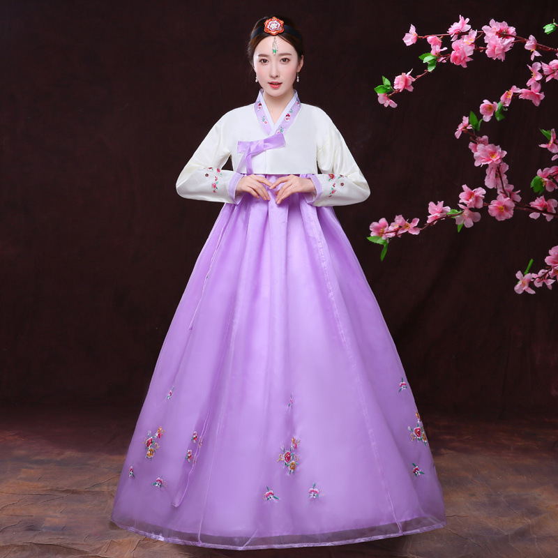 연한 노란색 옷 + 보라색 스커트 (자수 스타일)