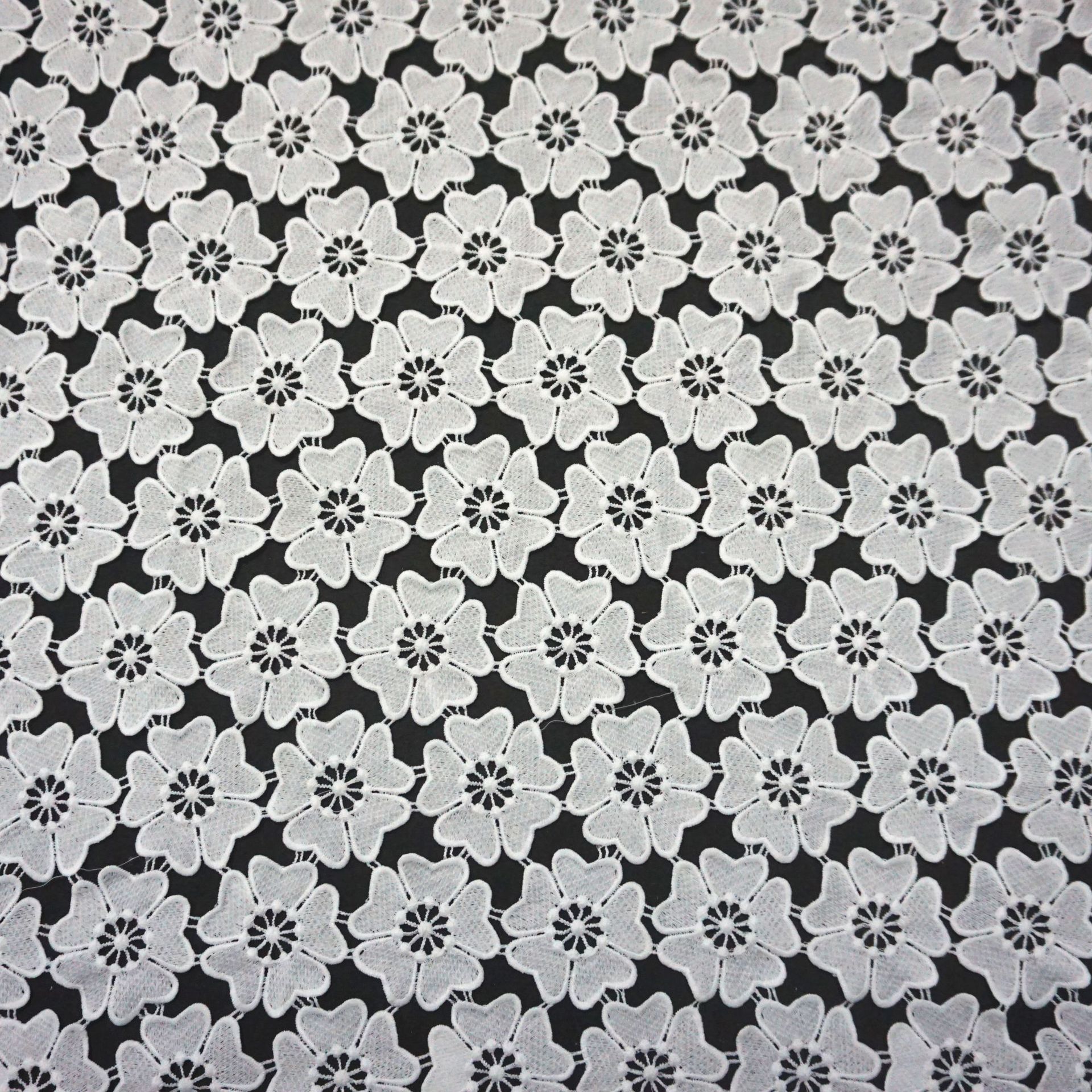 工厂新款现货 镂空花边水溶绣花牛奶丝满副 服装刺绣面料布料批发