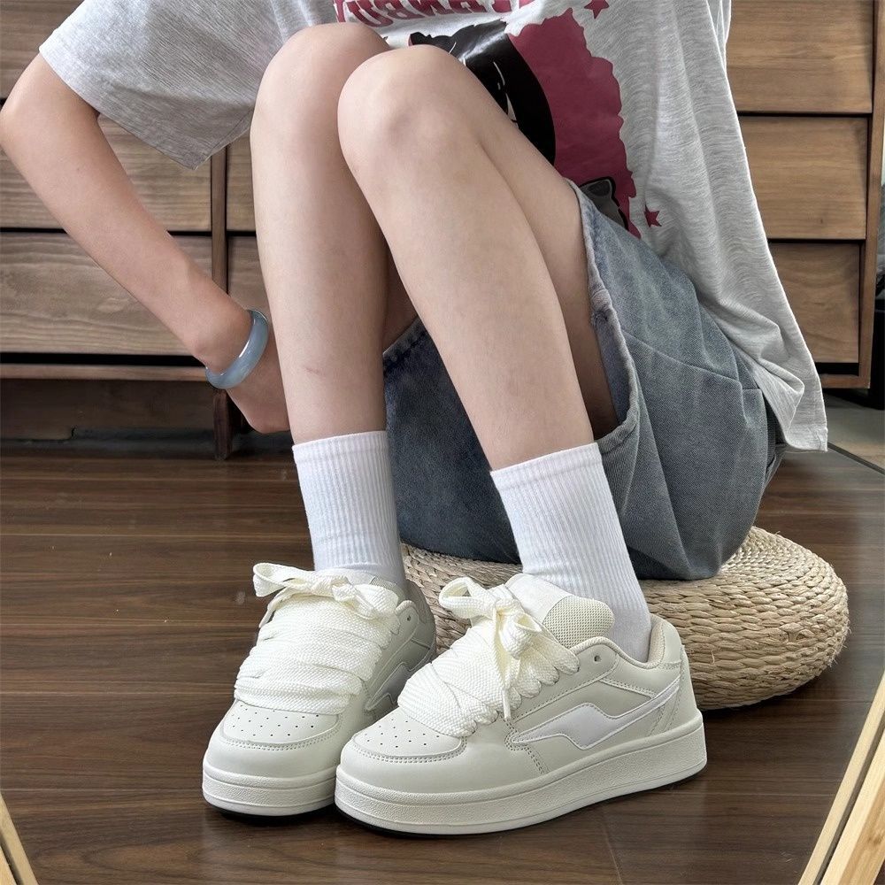 Versión coreana de las zapatillas de deporte de diseño de nicho de ocio para estudiantes, marea 2025 nuevo estilo Harajuku, estilo de Hong Kong, zapatillas de deporte de fondo plano para mujer