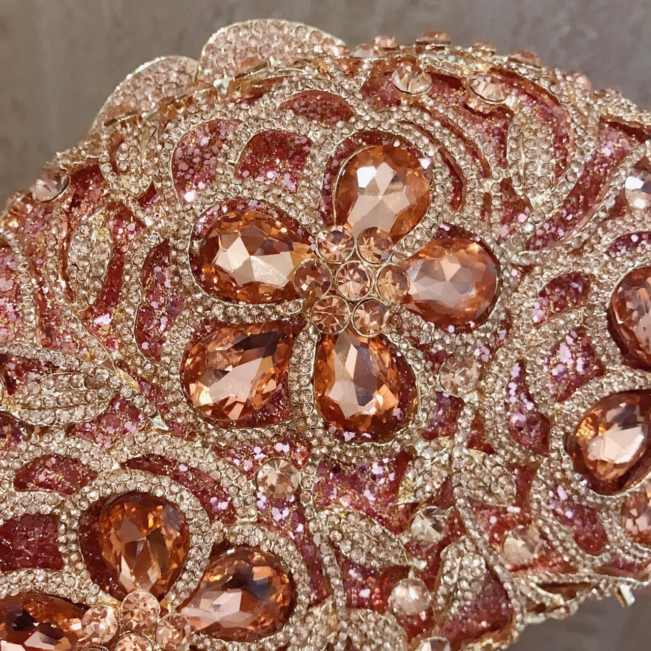 * Nuevos diamantes transfronterizos bolsas de joyas huecadas con diamantes flores bolsas de maquillaje bolsas de mano europeas y americanas