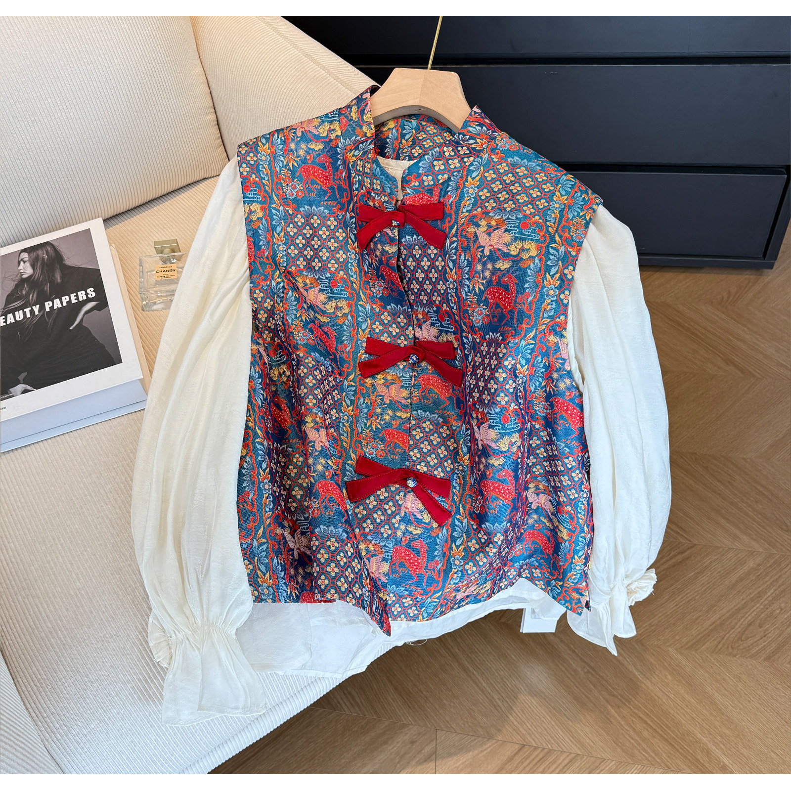 New Chinese style bow print vest for women, 2026 spring new high-end temperament layered vest and shirt two-piece set.