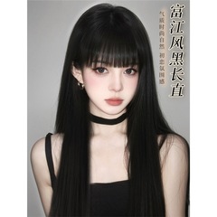 黒のまっすぐなかつらの全頭カバーの女性は空気の前髪をシミュレーションします。