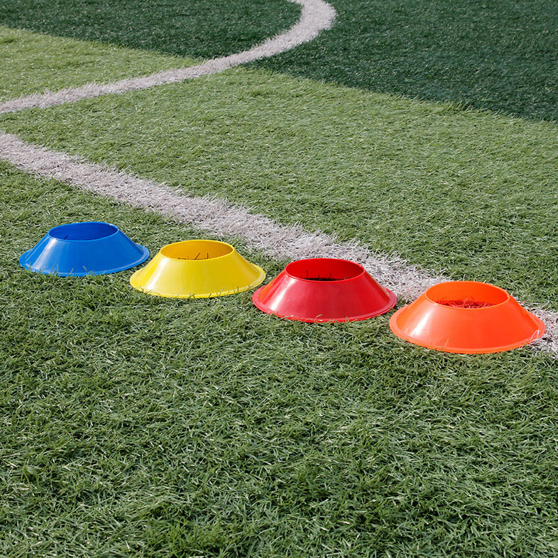 サッカーのバスケットボールのトレーニングの標識のディスクのサッカーのトレーニングの器材のボールは障害物のバスケットボールのボールを支えます。|undefined