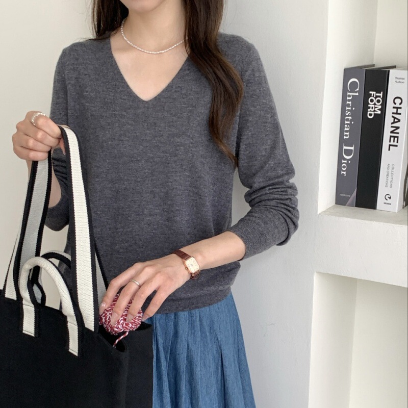 All-Wool Knitted Long-Sleeved Top Bottoming Shirt for Women in Autumn and Winter New Style Simple Pure Color V-Neck Slimming Look Inner Knitted Knitwear