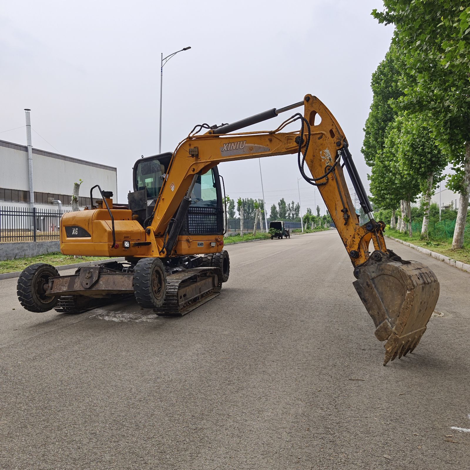 犀牛X8 轮式履带挖掘机 旋转装载机 码垛机 挖树根 上料机轮挖
