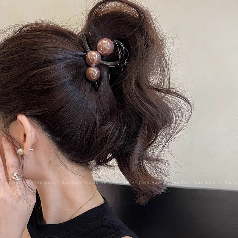 Elegante temperamento de perlas clip de cabello de tiburón clip de cabello de tamaño medio para mujeres 2025 nuevo estilo detrás de la cabeza de alta sensibilidad adornamiento para el cabello