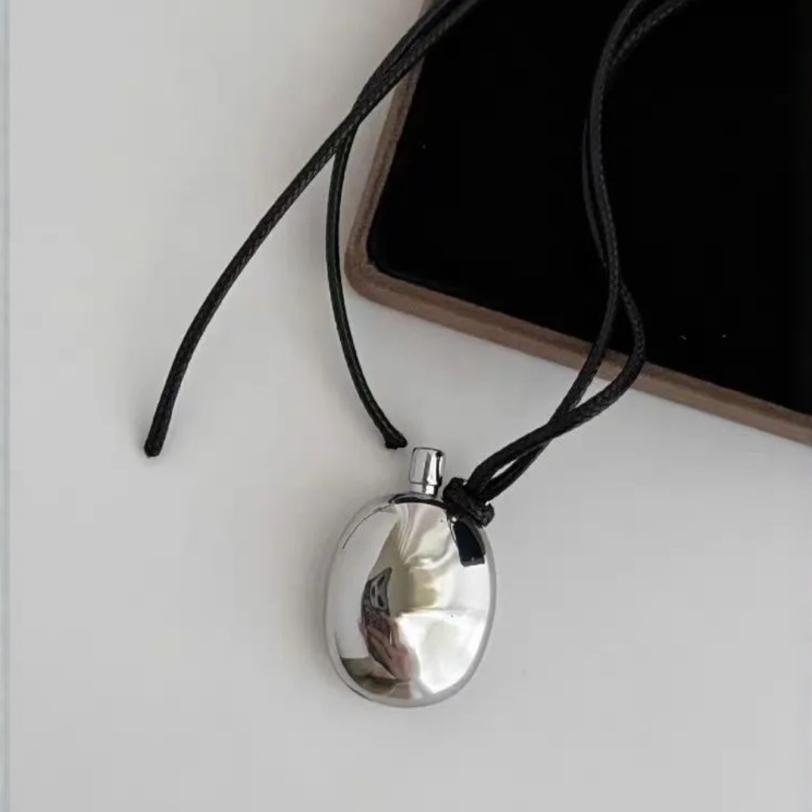 Svart läderhalsband med modernt hänge för män_voghion.com