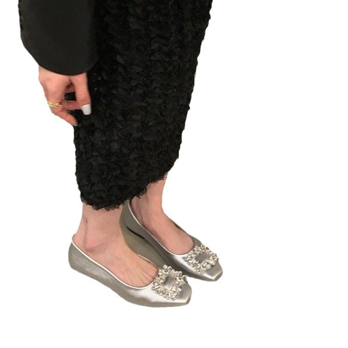 Zapatos de diamantes de imitación de punta cuadrada de alta gama plateados planos para mujer 2025 nuevos zapatos de guisantes con hebilla cuadrada de cercanías negros de primavera