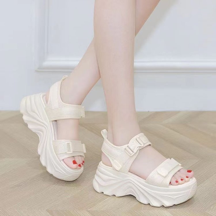 Red famoso padre sandalias mujeres 2026 verano nuevo estilo para salir anti-deslizante fondo grueso muffin zapatos deportivos de playa de estudiantes