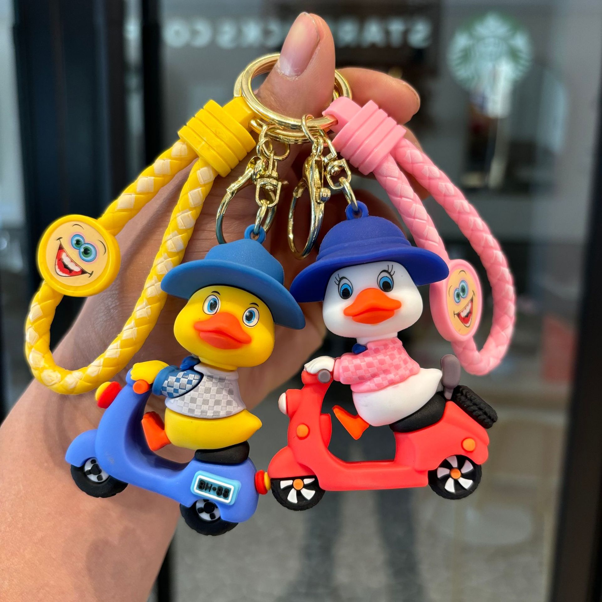 Coche de dibujos animados pareja llavero máquina de garras pequeño regalo colgante bolso de coche accesorios muñeca grande regalo pequeño