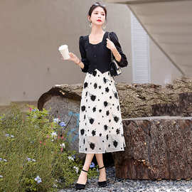 法式连衣裙女2025年春季新款设计感小香风假两件黑色长袖碎花裙子