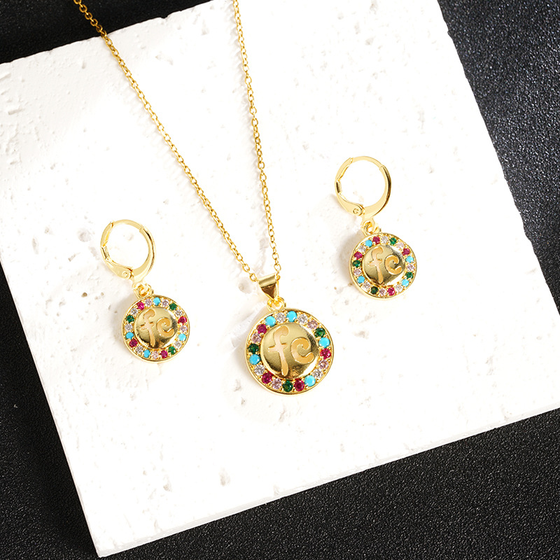 Nuevo estilo antiguo arena y oro estilo europeo y americano con incrustaciones de diamantes, collar de letras redondas, conjunto de pendientes, lujo ligero, joyería de alta gama de nicho