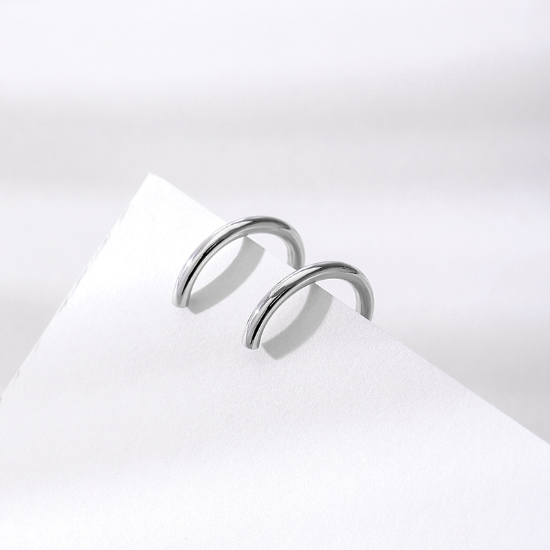 S925 anillo de plata esterlina hebilla de oreja pendientes simples hombres y mujeres de moda misma moda todo partido oreja piercing liso plata círculo pendientes