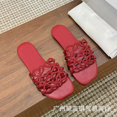 麻の花の透かし彫りの交差はスリッパの女性を持っています。