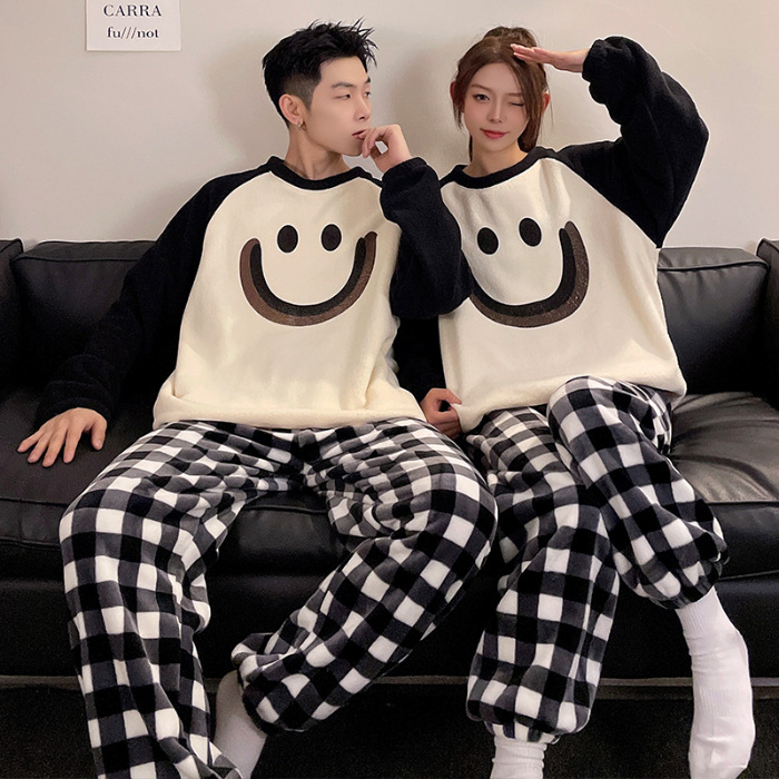 Pareja pijamas Otoño e Invierno arroz polar cuello redondo dulce de dibujos animados forrado de lana gruesa de coral cálido se puede usar fuera traje