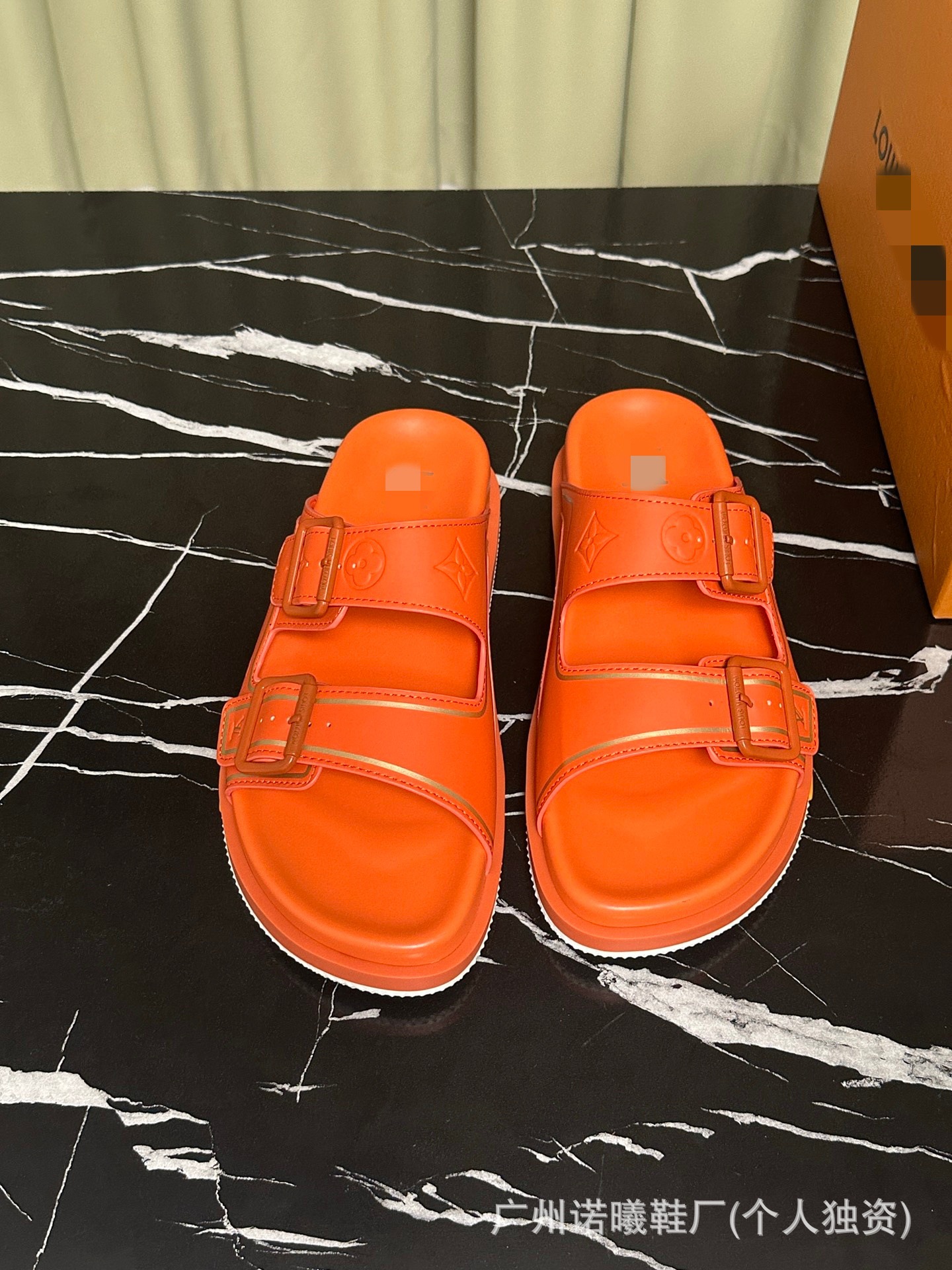 Zapatillas de moda para hombres con suela suave cómodas para usar zapatos de playa de cuero originales caja original de lujo marca de moda de doble cinturón de moda casual image 20