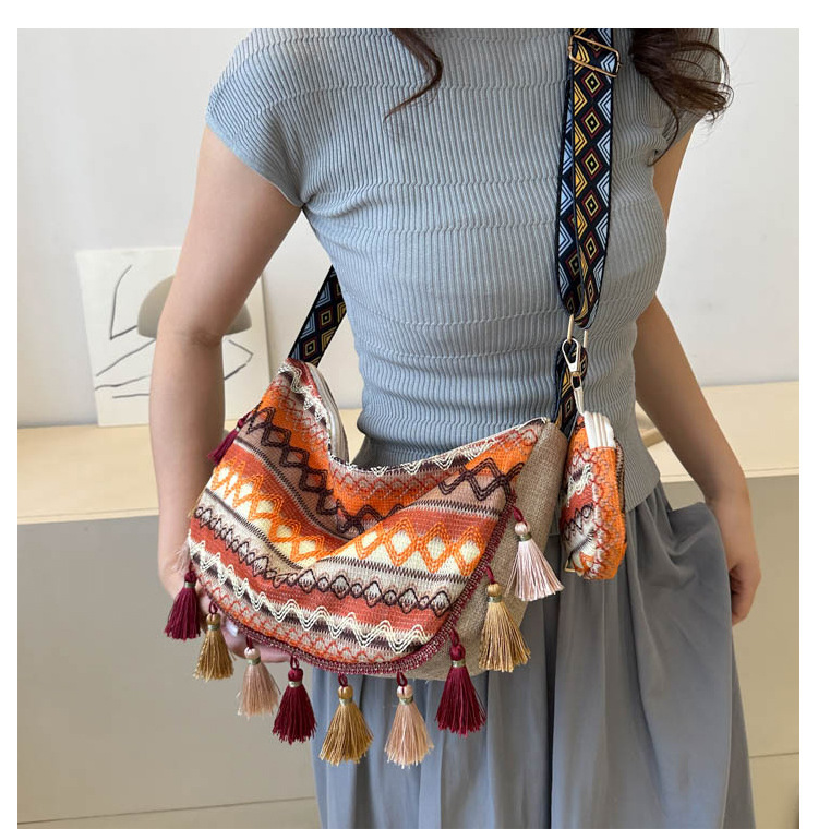 Women's Medium Special Material Geometric Ethnic Style Streetwear Tassel Dumpling Shape Zipper Tote Bag display picture 7