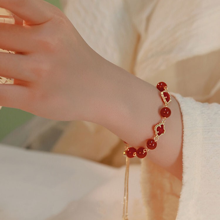 Happy four-leaf clover * red agate transfer bracelet lucky ins niche design transfer White 2022 new women