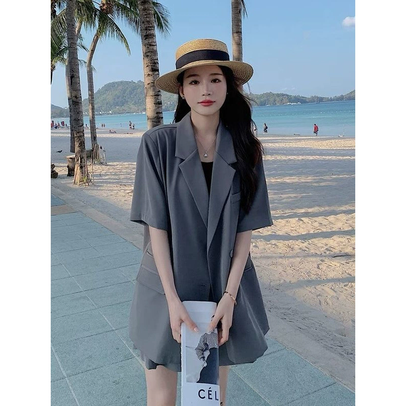 Летний костюм больших размеров с драпированным дышащим топом с короткими рукавами для полных женщин с элегантным дизайном защиты от солнца, высококачественные серые шорты