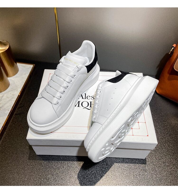 2025 nova versão casual elegante de sola grossa McQueen sapatos brancos aumentando sapatos masculinos plataforma respirável sapatos de tabuleiro versáteis