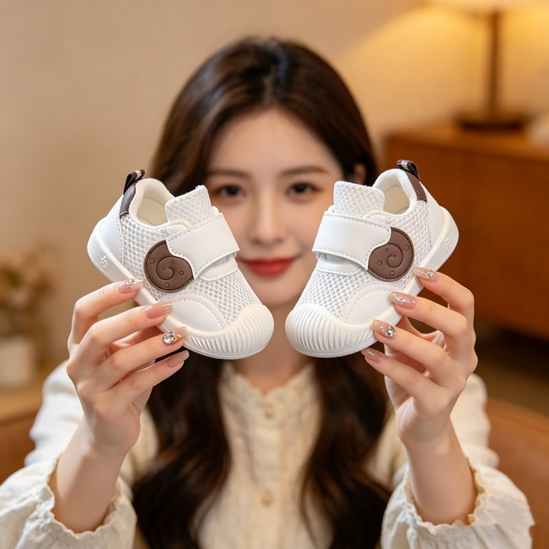 Zapatos infantiles para bebés de niñas 2026 verano nuevos zapatos casuales transpirables de malla para niños zapatos deportivos de moda para niños