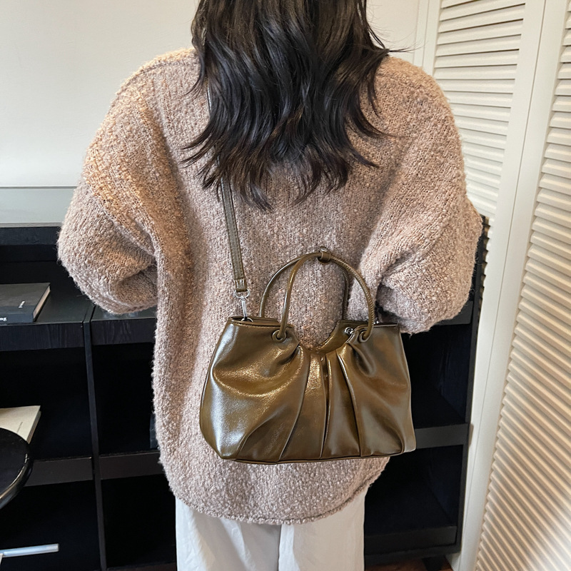 Este año popular nicho pliegue bolso de nube para mujeres 2025 nuevo retro textura casual portátil tote