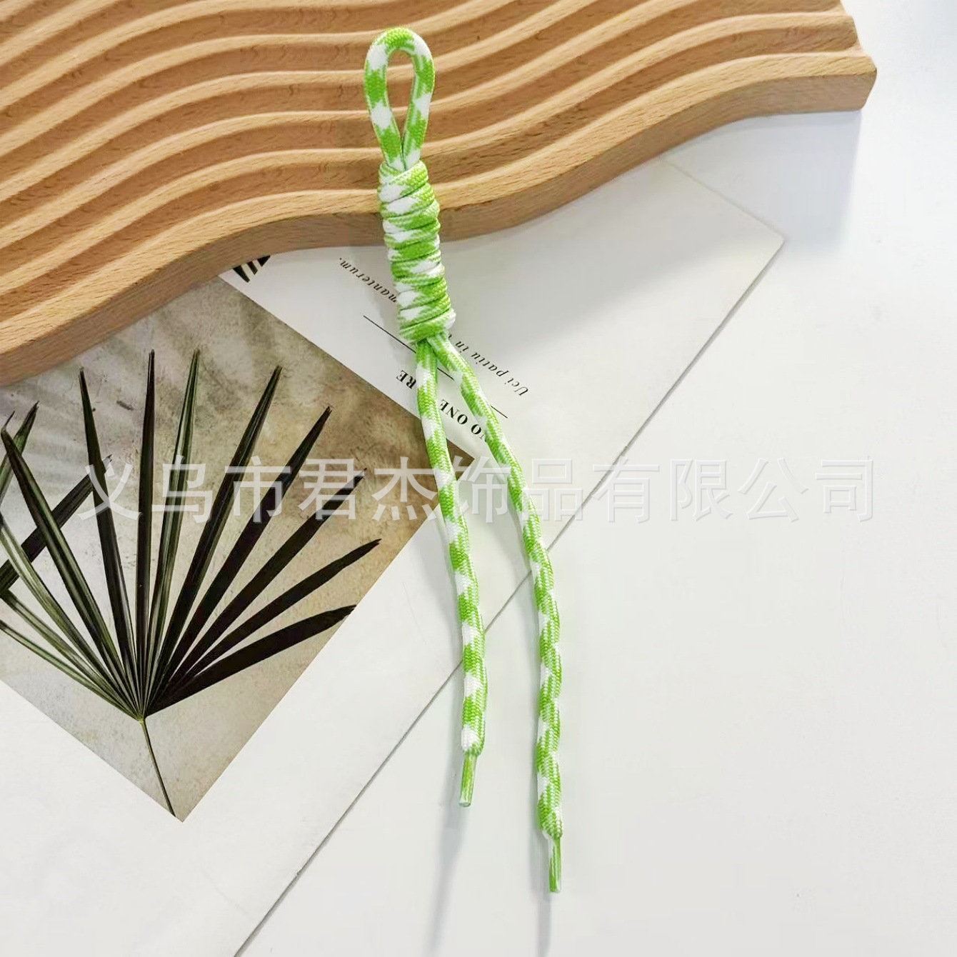 編みカバンのストラップの螺旋の結び紐のiuは鍵のボタンのネットの赤い色の結びの縄の装飾の部品を結びます。