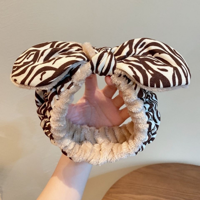 顔を洗って髪を洗って新型の少女の韓国の化粧をつけてマスクの専用のカチューシャをつけます。