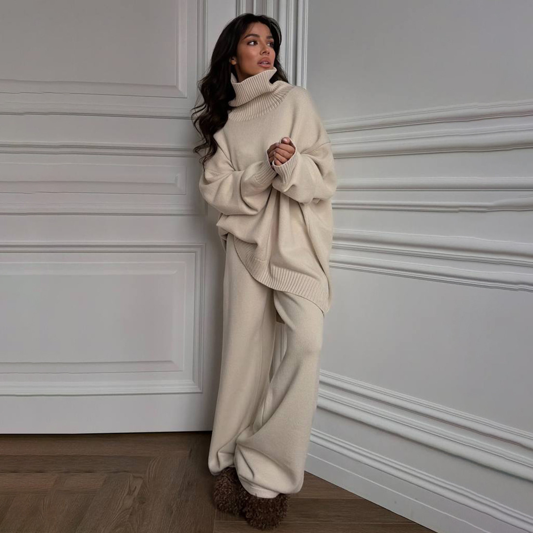 Completo composto da maglione oversize con collo alto e pantaloni larghi e fluidi - Completo due pezzi morbido da donna per autunno inverno in grigio, marrone e beige | S/M/L_voghion.com