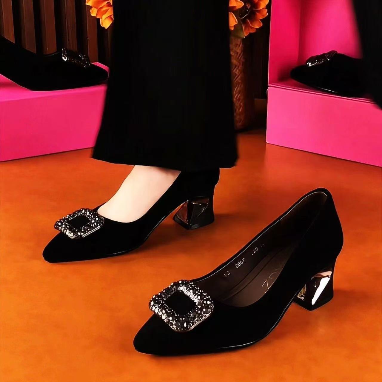 Zapatos de tacones altos de primavera y otoño, tacones delgados de diamante, calzado no se cansa, punta punta cuadrada, zapatos de hebilla única, temperamento nuevo, explosión