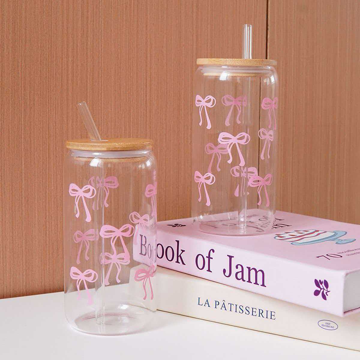 Large-capacity glass straw cup with bamboo lid and bow, high-temperature resistant, suitable for home and office, stylish ice drink cup