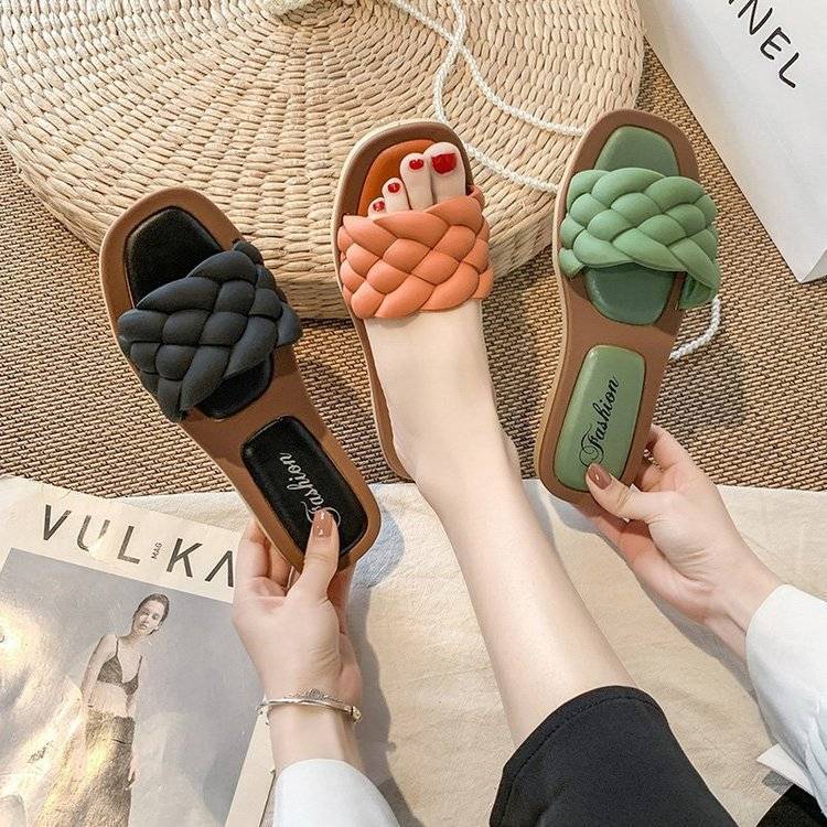 Summer flat slippers women wear anti-skid fashion casual word women's shoes thick soled beach sandals women wholesale