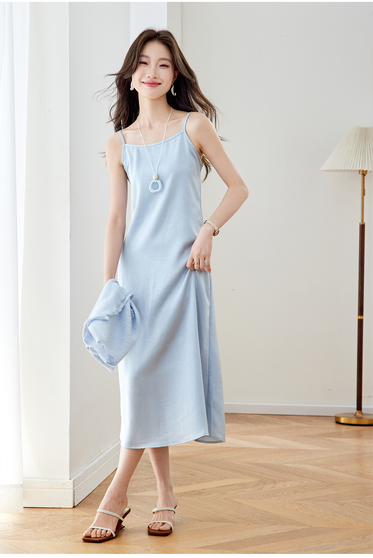 Bộ đầm maxi nữ hai mảnh gồm váy dài và áo khoác ngoài mỏng, phối dây mảnh, thiết kế suông nhẹ tôn dáng — xanh lam chi tiết 13