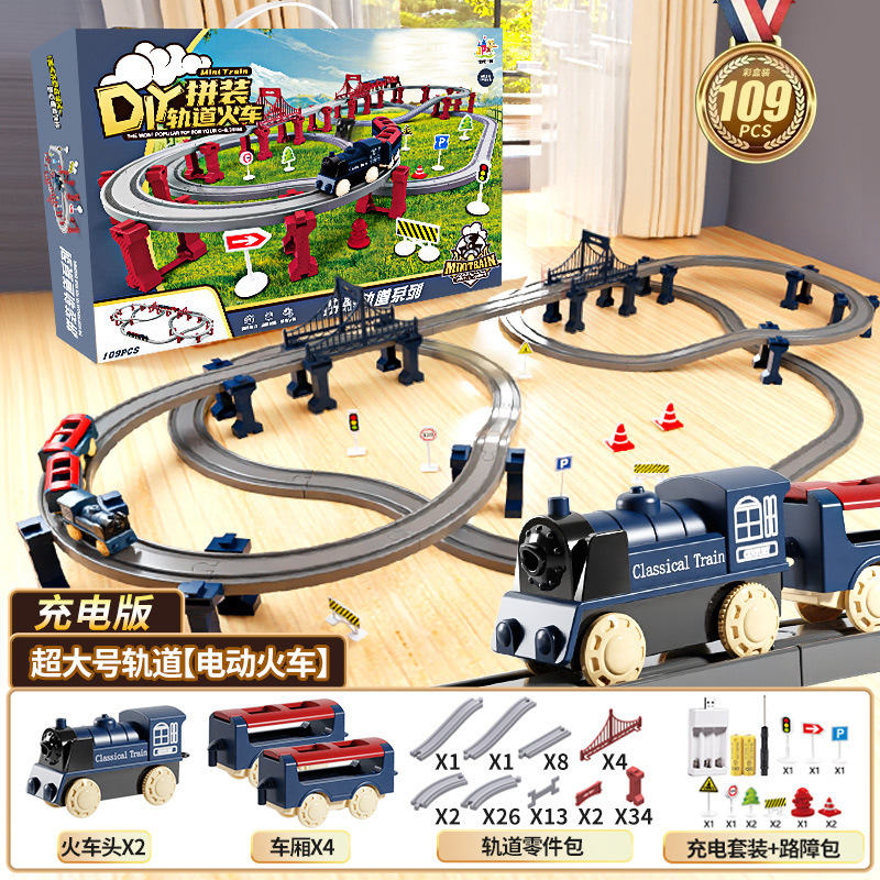 国境を越えた電気高速鉄道の電車は軌道を持っている男の女の子が模型を組んで車のおもちゃの誕生日プレゼントをシミュレートした