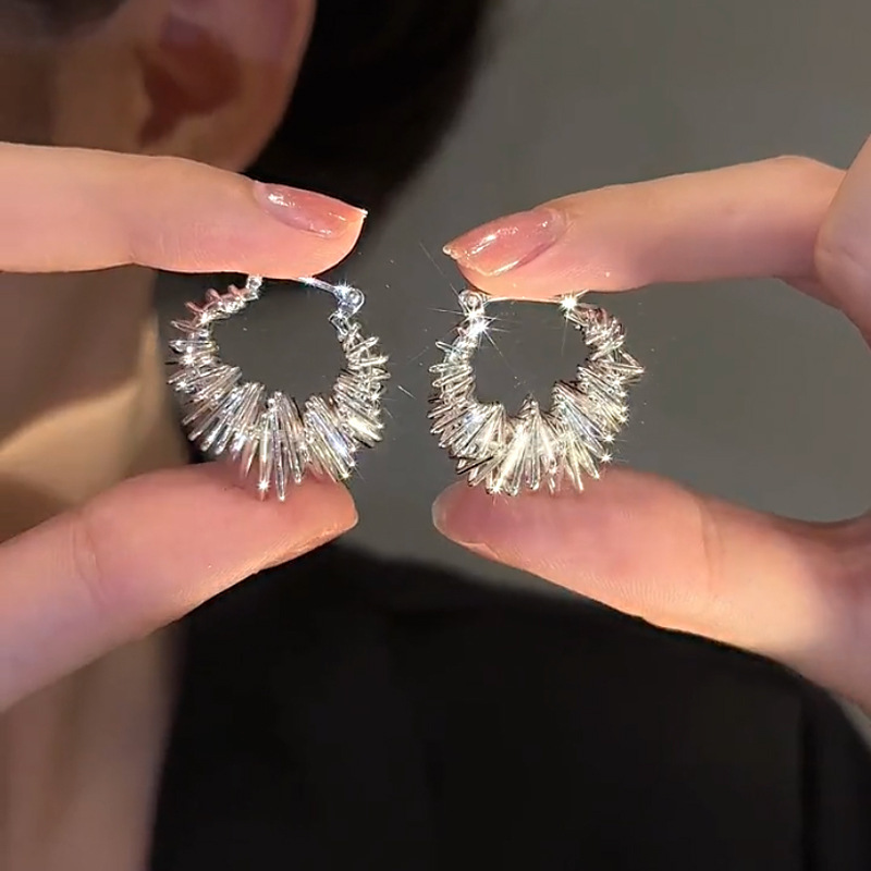 Aguja de plata diamantes geométricos aretes de perlas redondos ligeros de lujo de alta calidad pernos de orejas de estilo francés temperamento femenino orejas de nicho mayorista image 59
