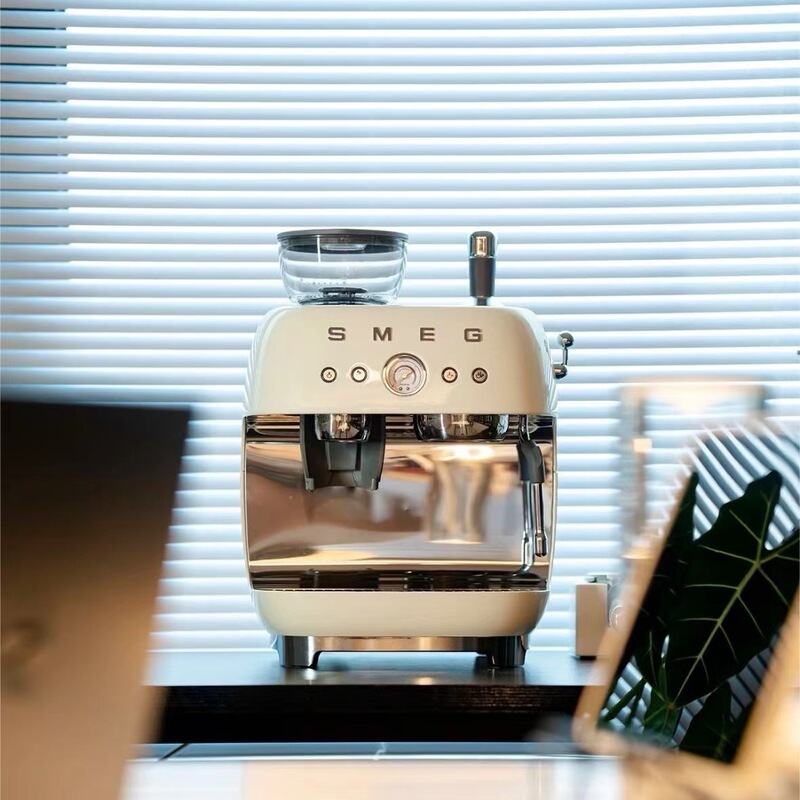 SMEG EGF03 Coffee Machine - Italian Espresso Coffee Maker with Integrated Bean Grinder and Semi-Automatic Milk Frother SMEG EGF03 Coffee Machine - Italian Espresso Coffee Maker with Integrated Bean Grinder and Semi-Automatic Milk Frother